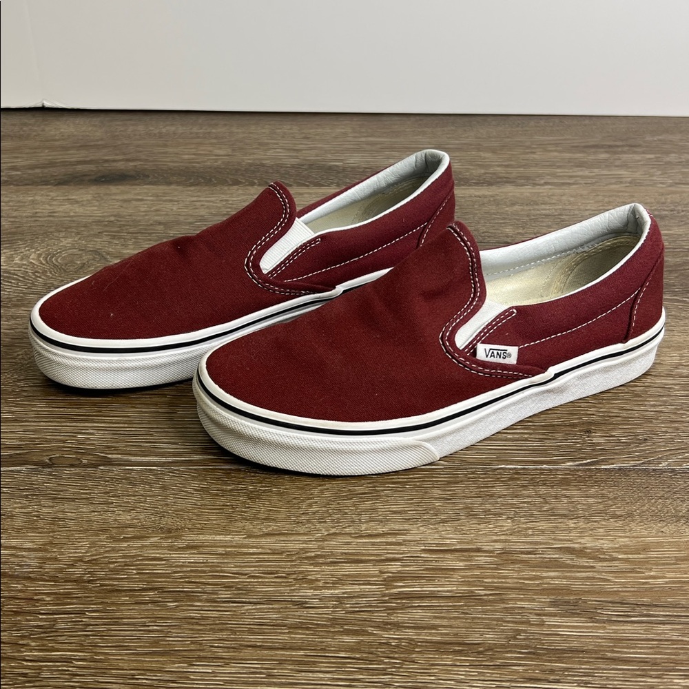 Vans Classic Slip-On Sneakers Burgundy / White Men’s 6 | Women’s 7.5